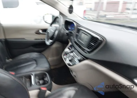 2017 Chrysler Pacifica Touring-L z USA, uszkodzony, nr VIN 2C4RC1BG4HR621628